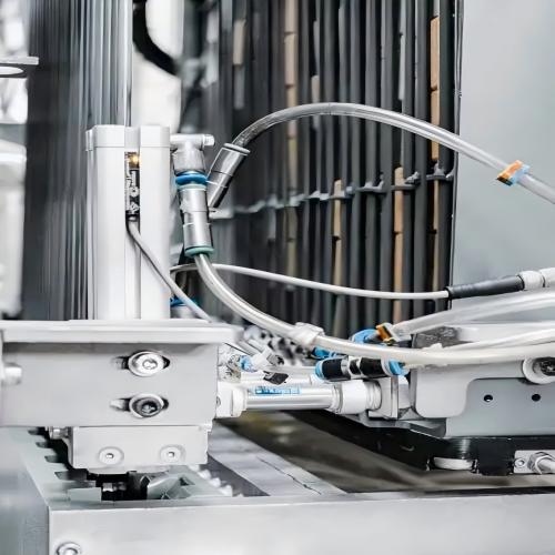 高弹性液冷缓冲管：减震抗冲击，保护精密服务器硬件