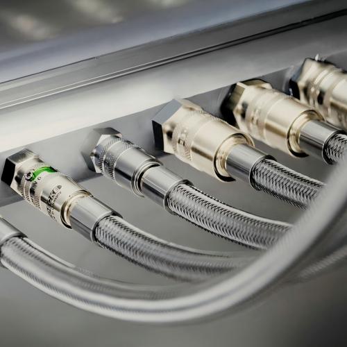 柔性可弯曲液冷软管：360°弯折不折裂，适配复杂机柜布局